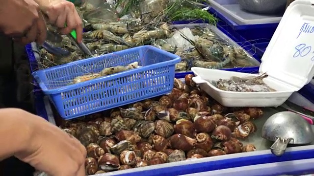 在泰国芭堤雅，挑选生海鲜作为晚餐。视频下载
