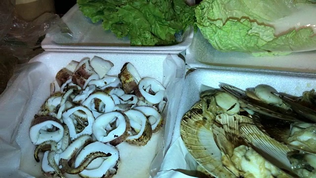 在泰国芭堤雅的餐桌上准备海鲜。视频下载