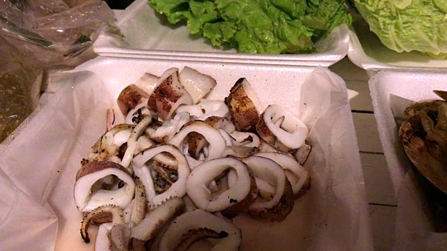 泰国芭堤雅餐桌上的烤章鱼海鲜。视频素材