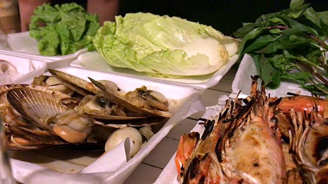 泰国芭堤雅餐桌上的烤海鲜。视频素材