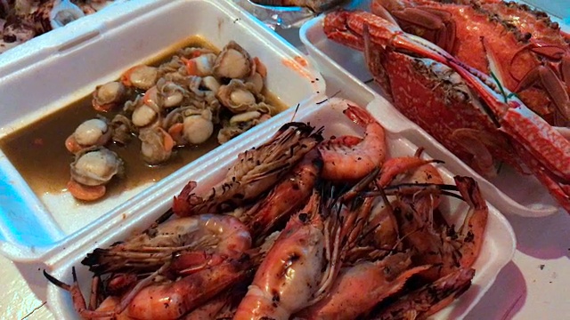 与家人一起吃海鲜大餐，泡芙盒，芭堤雅，泰国。视频下载