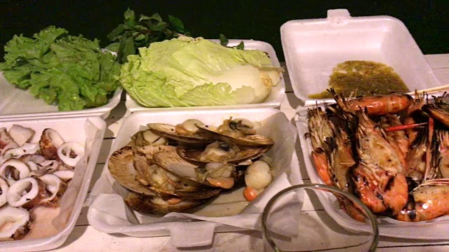 在泰国芭堤雅的餐桌上准备海鲜。视频下载