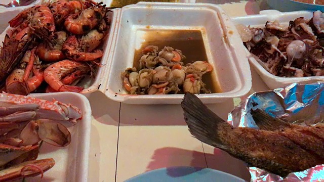 贝壳和更多的海鲜爱好者，吃在泡沫盒，芭堤雅，泰国。视频下载