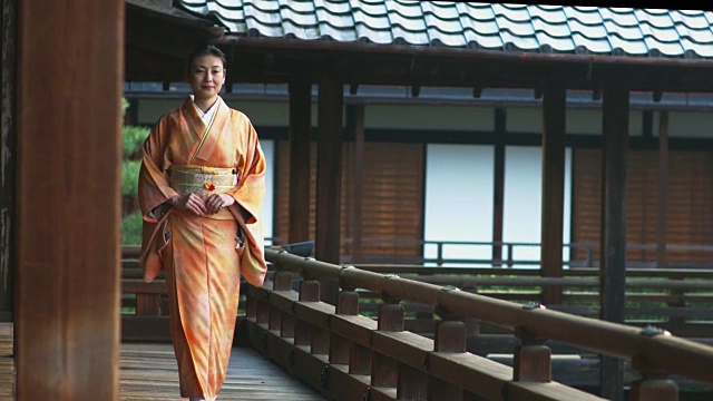 穿着和服的女人走过寺庙视频下载