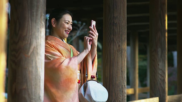 穿着和服的女人用手机拍照视频素材