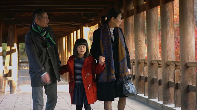 一家人一起穿过日本寺庙视频素材