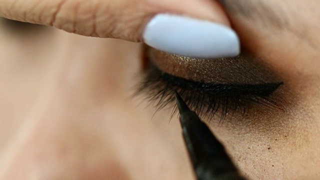 女性使用眼线化妆美容视频下载