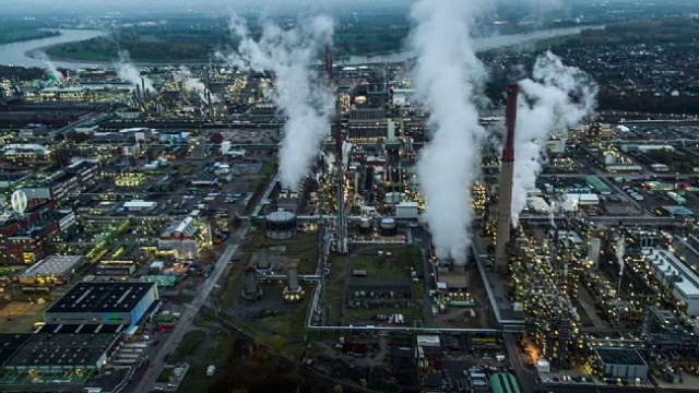 暮色中的化学工业和炼油厂航拍视频素材