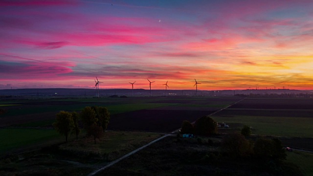 空中风景与风力涡轮机下戏剧性的日落天空视频素材