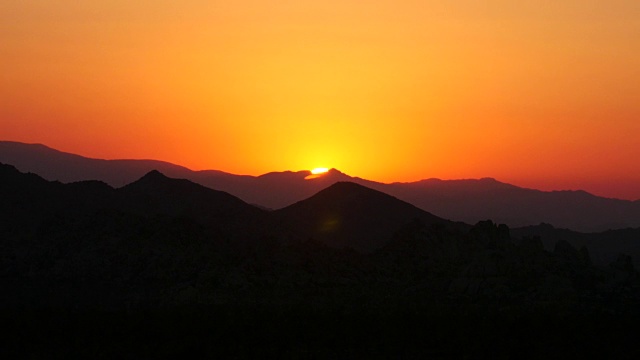 令人惊叹的金色日落在山景观视频素材