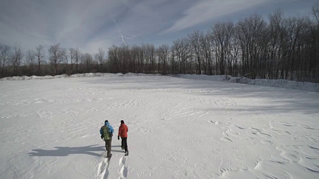 鸟瞰图家庭雪鞋户外在冬天视频素材