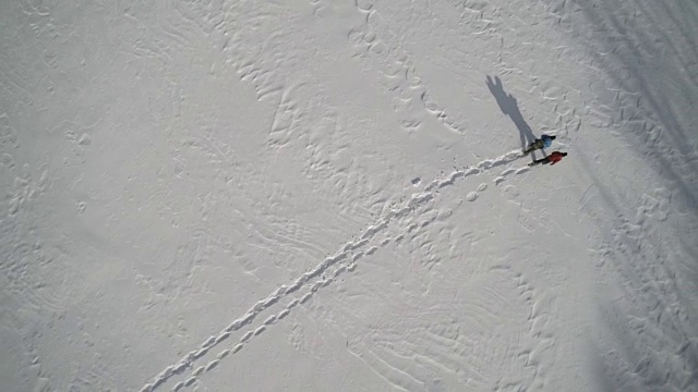 鸟瞰图家庭雪鞋户外在冬天视频素材