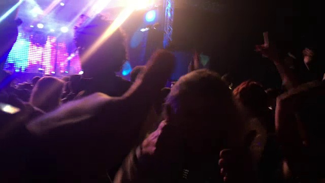 人们晚上在音乐会上跳舞的智能手机视频视频素材