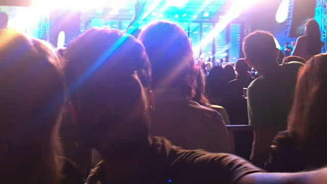 一对情侣用智能手机拍摄自己在音乐会上跳舞的视频视频素材