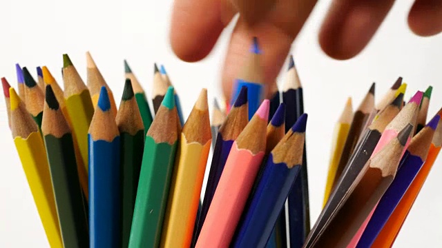 彩色铅笔孤立在白色背景视频下载
