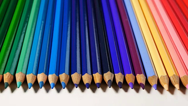 彩色铅笔孤立在白色背景视频下载