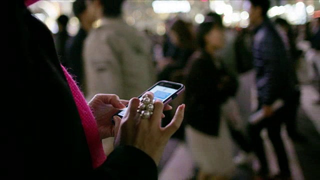 一个女人在她的手机上打字/日本东京视频素材