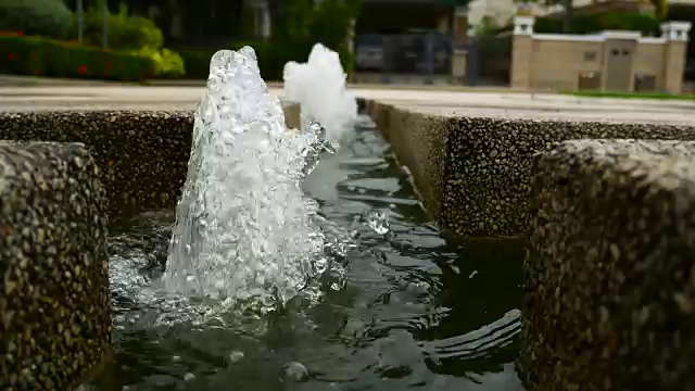 迷你喷泉，鱼池里的氧气水视频下载