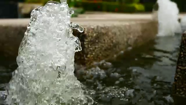 迷你喷泉，鱼池里的氧气水视频下载