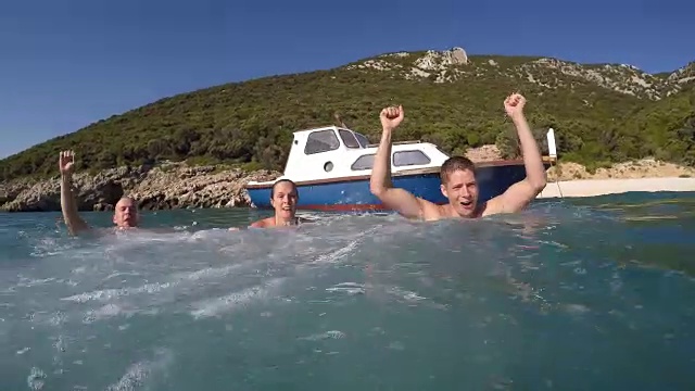 POV三个年轻人从船上跳进海里视频素材