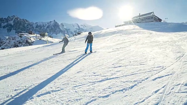 学滑雪下山的女孩视频素材