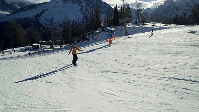 男人从山上滑雪下来视频素材
