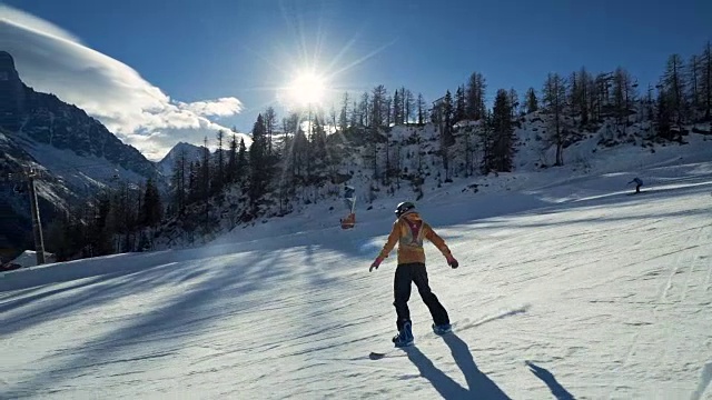 男人从山上滑雪下来视频素材