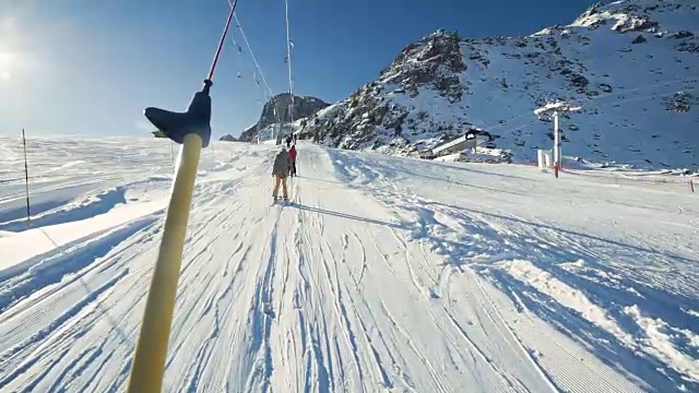 骑t形杠上山的单板滑雪运动员视频素材