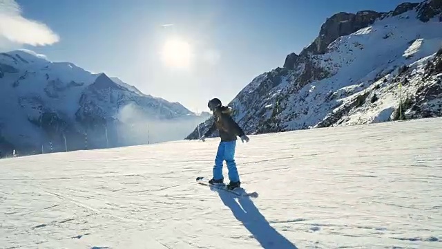 学滑雪下山的女孩视频素材