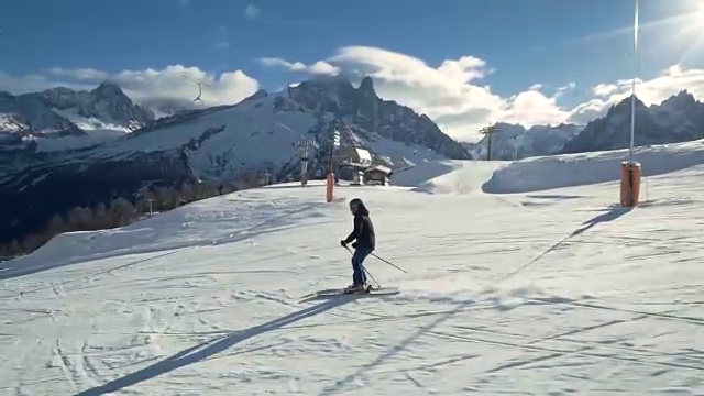在阿尔卑斯山滑雪的人视频素材