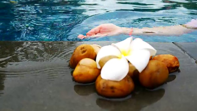 双手小心呵护游泳池里的鲜花视频下载