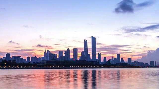 黎明时分，广州河边的现代化办公大楼。间隔拍摄视频下载