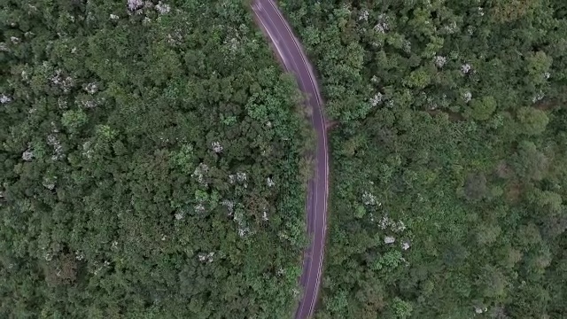 在山路上开车航拍视频素材