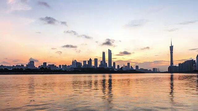 黎明时分，广州河边的现代化办公大楼。间隔拍摄视频素材