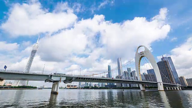 现代桥近广州塔在蓝天白云的天空。间隔拍摄视频素材