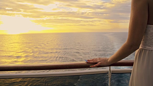SLO MO时尚的女人在船上欣赏日落视频素材