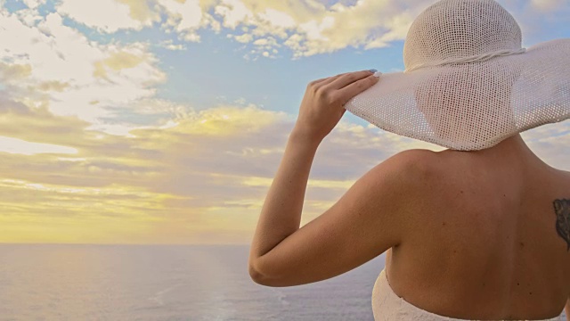 SLO MO时尚的女人海上旅行在日落视频素材