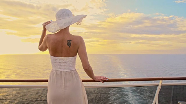 SLO MO时尚女子享受海上旅行日落视频素材