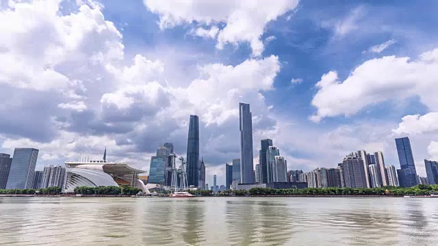 现代化的办公大楼在广州河边的蓝天。间隔拍摄视频素材