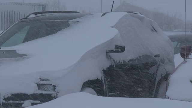 极端的暴风雪，大雪，汽车被深雪掩埋视频素材