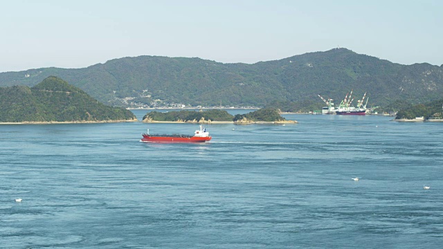 在濑户内海行驶的货船视频素材
