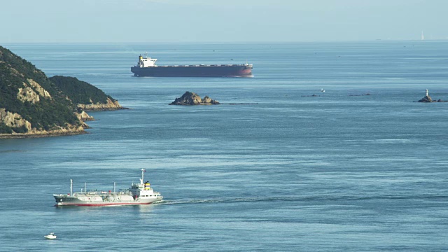 在濑户内海行驶的货船视频素材