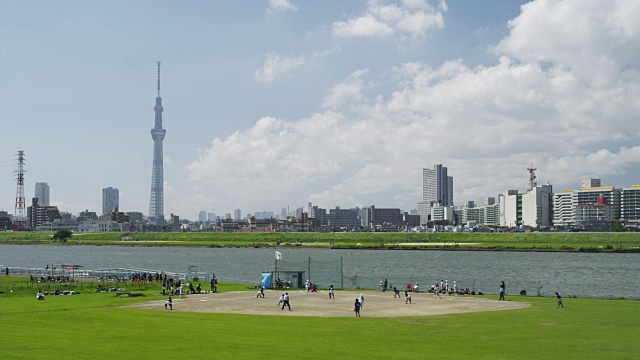 日本东京，孩子们在荒川河边打棒球视频下载