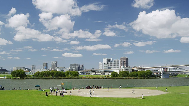 日本东京，孩子们在荒川河边打棒球视频素材