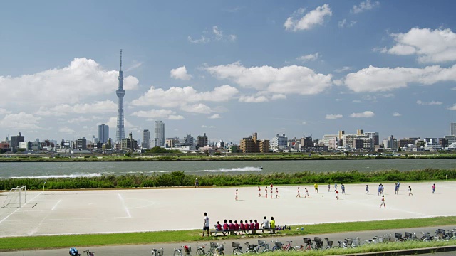日本东京，孩子们在荒川河边踢足球视频素材