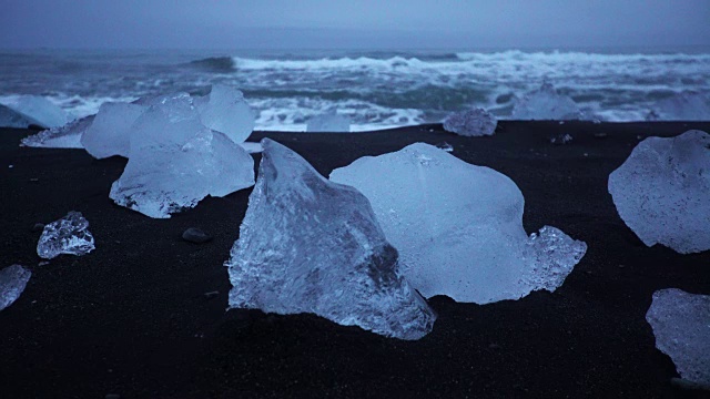 冰岛黑沙上的冰视频下载