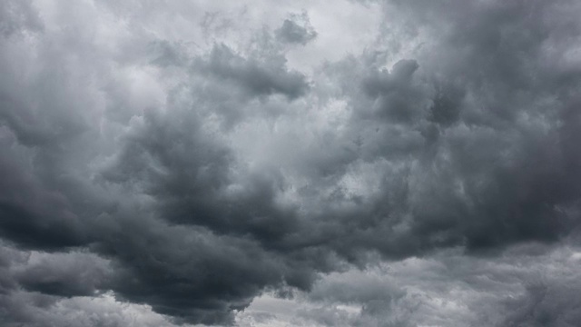 戏剧性的暴风雨云——一场大雷雨即将来临视频下载