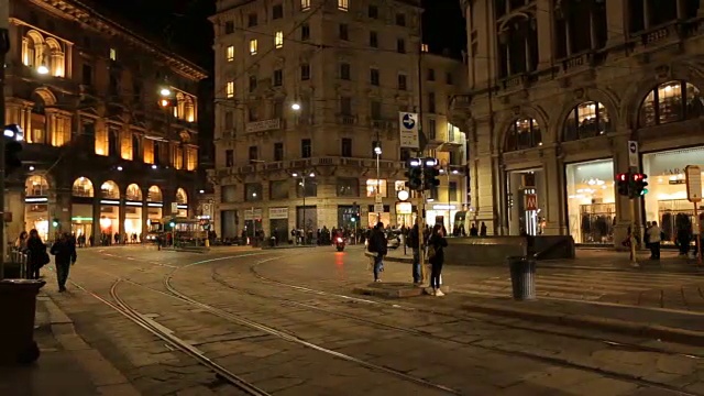 时间流逝:米兰城市夜间交通。视频下载