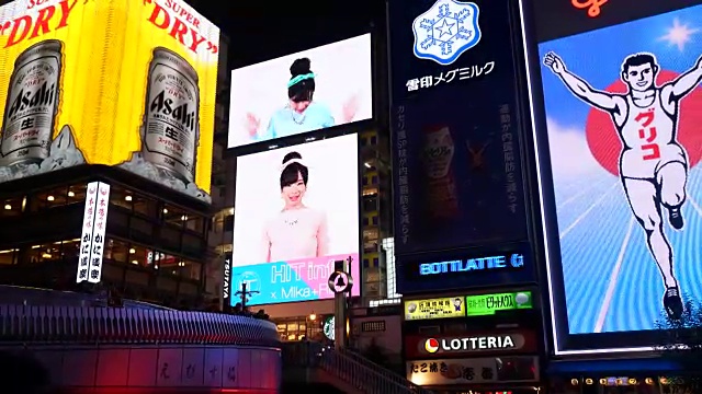 在日本大阪的南波市场街上，人群拥挤不堪视频素材