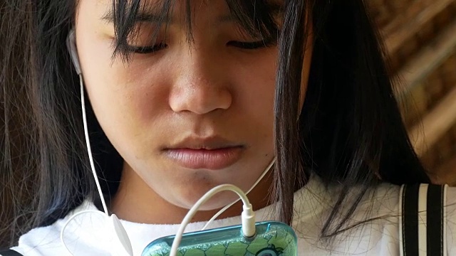 一名年轻女子在智能手机上使用触摸屏技术视频素材